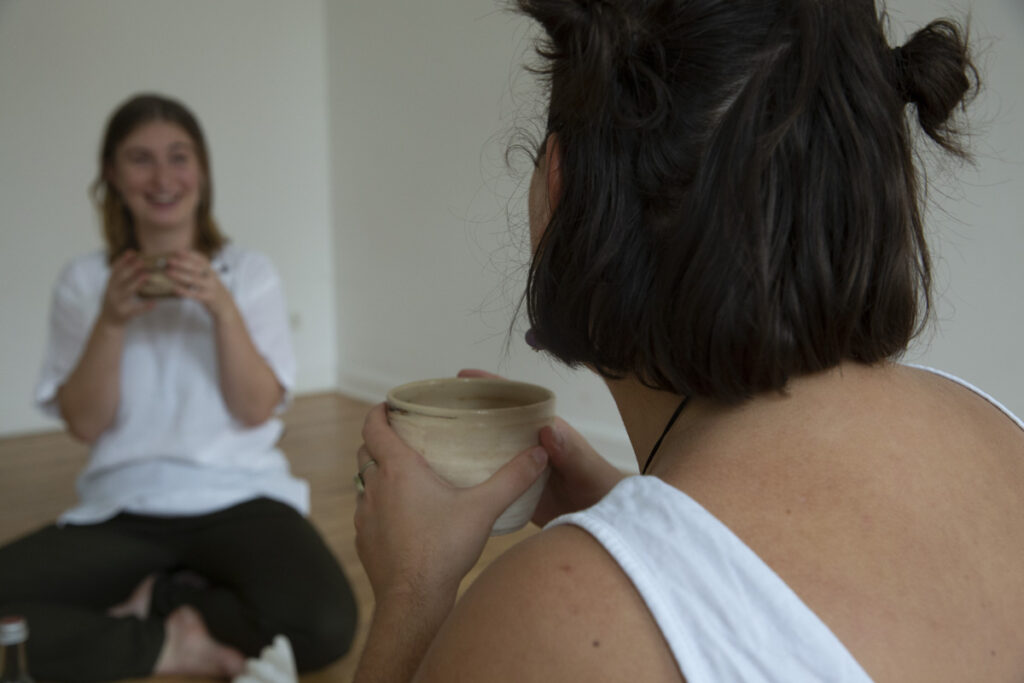 Frau trinkt in Vorbesprechung zur Massage Tee