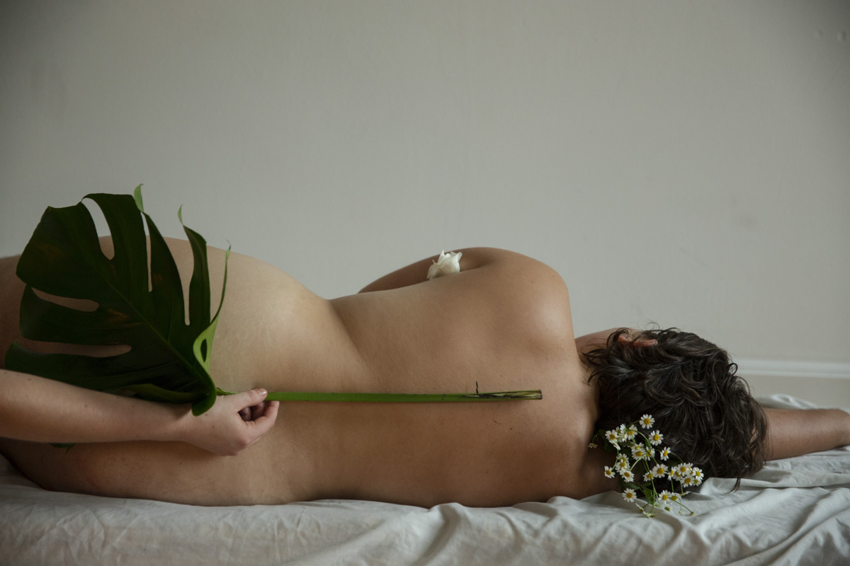 Liegende Frau in Lomi Massage berührt mit Blatt